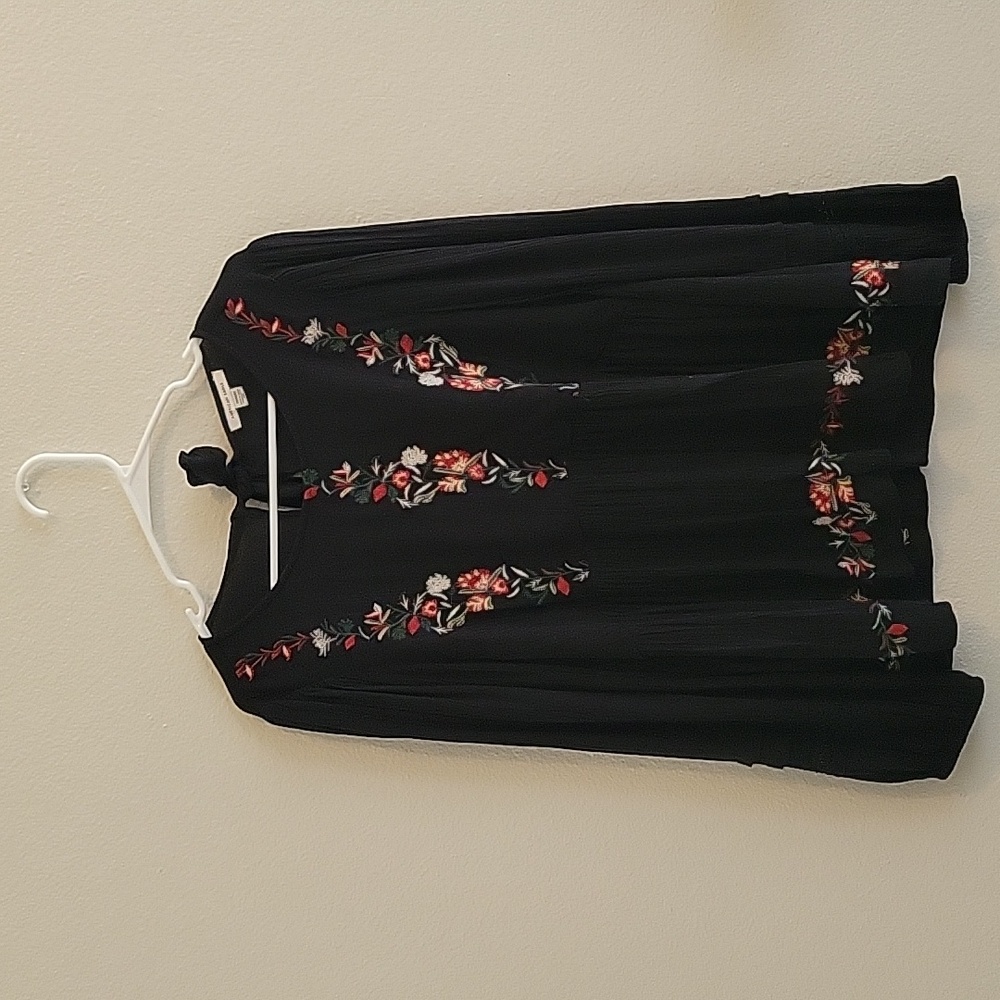 Size M black long-sleeved floral American Eagle bohemian top